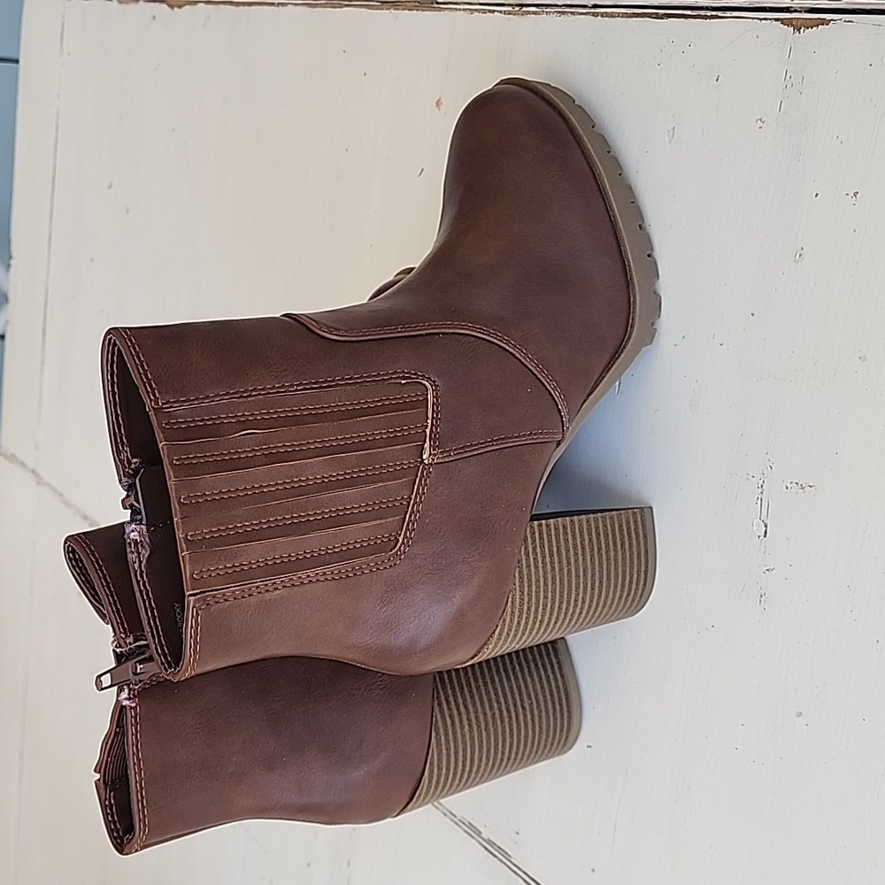 Chunk sole 3" heel boot size 6.5, brown